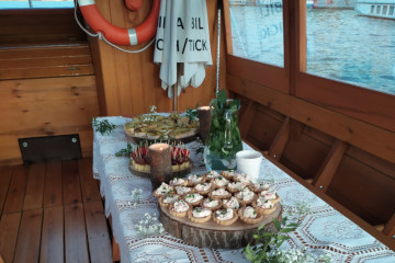 Stół z uroczystym posiłkiem na pokładzie Vikinga